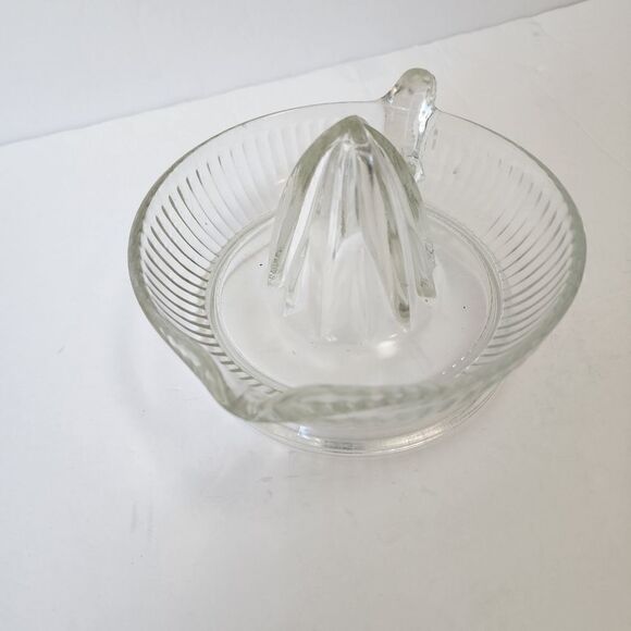 VINTAGE CITRUS JUICER CLEAR REAMER WITH HANDLE AND SPOUT - Picture 4 of 6